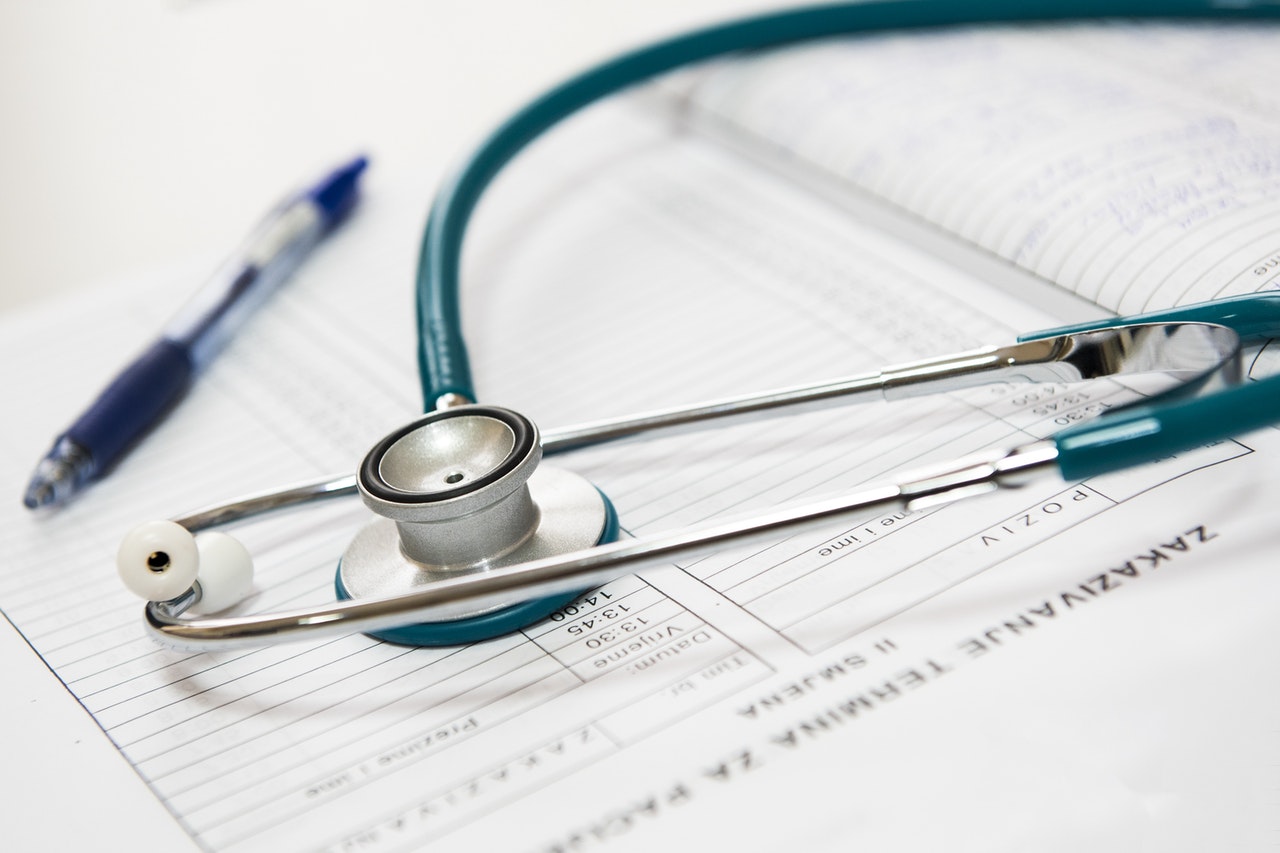 Stetoscopio su documenti medici